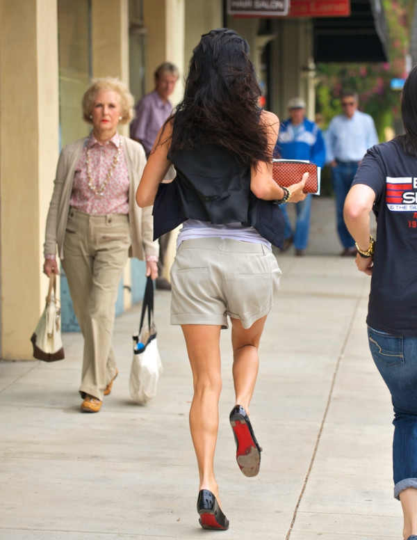 Angie Harmon exhibe ses belles et longues jambes