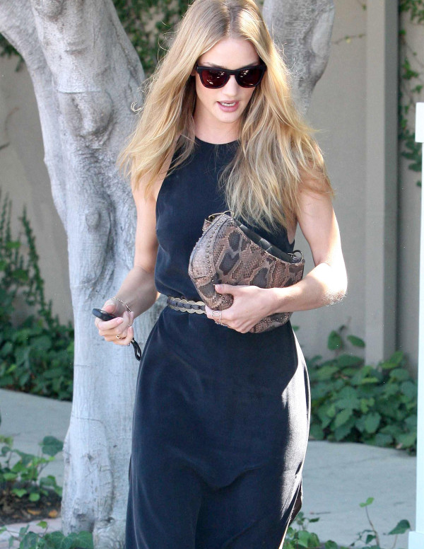 Les longues et belles jambes de Rosie Huntington n’ont plus de secret