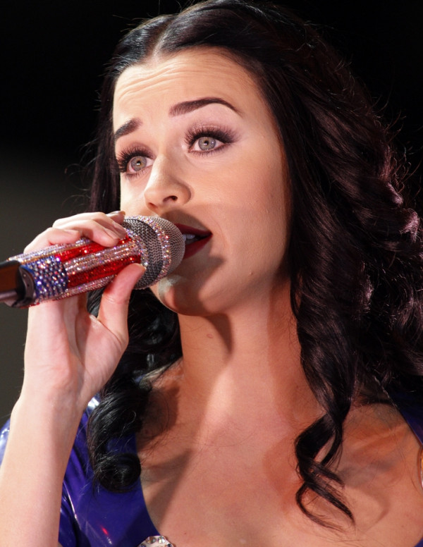 Katy Perry se lâche sensuellement en plein concert
