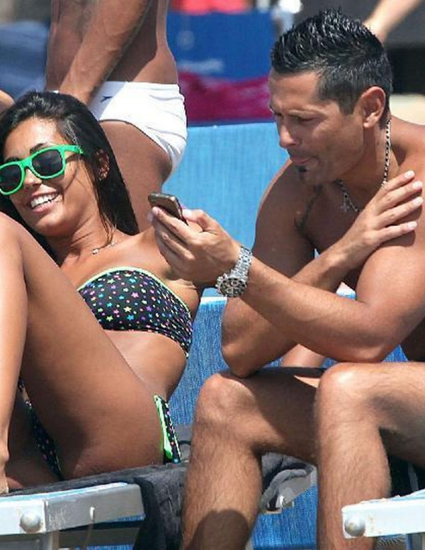 La bomba Federica Nargi exhibe ses formes en bikini à la plage