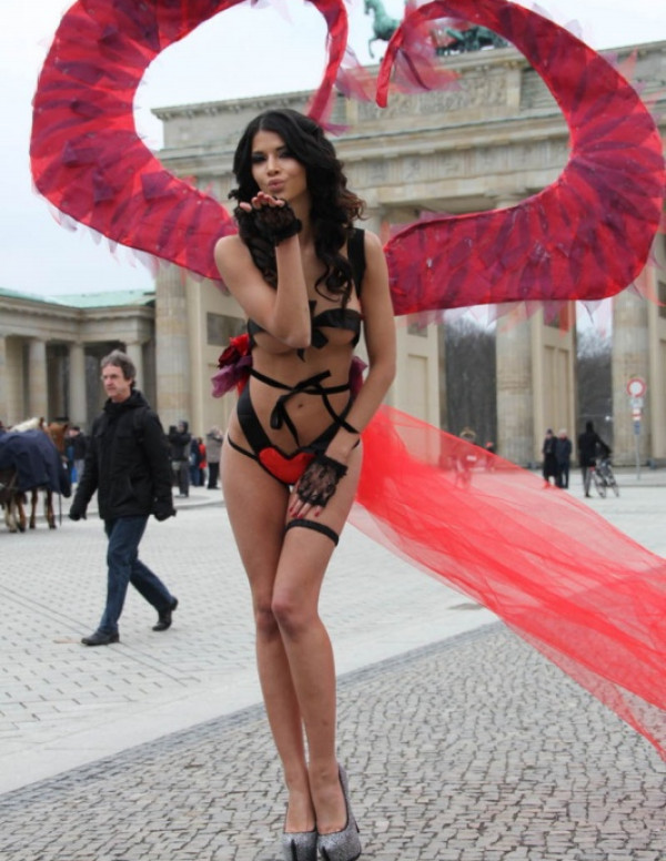 Joyeuse St-Valentin de la part de Micaela Schafer