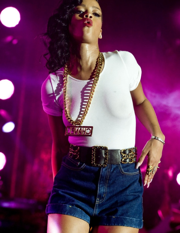 La sulfureuse Rihanna se déhanche sensuellement en plein concert