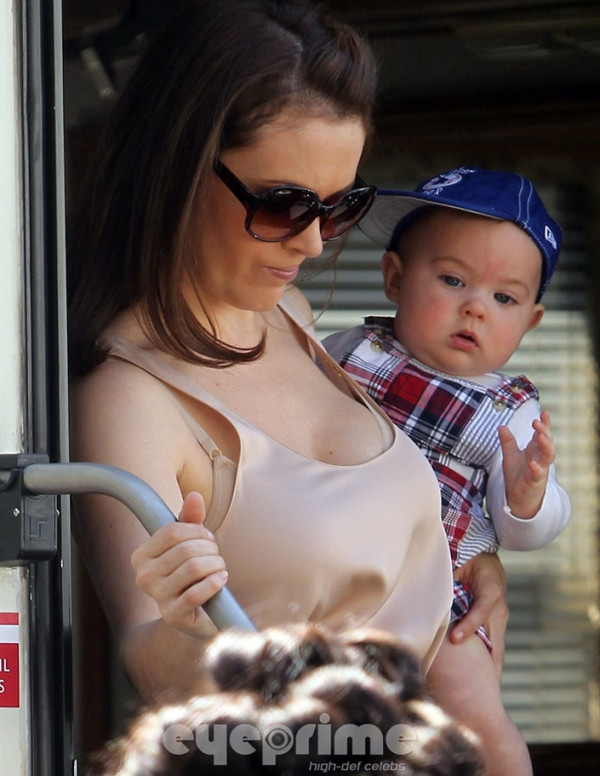 Alyssa Milano toujours aussi sexy même après l’accouchement