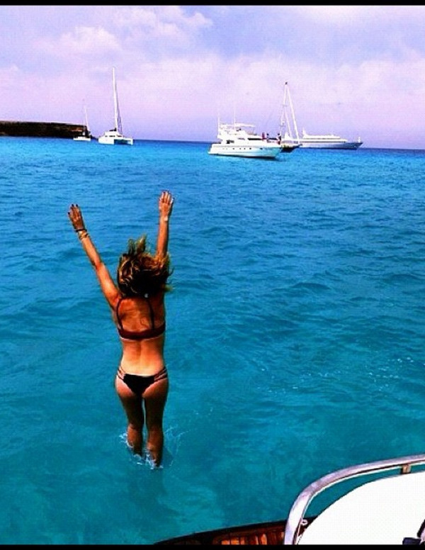 Daisy Fuentes en bikini se jette à l’eau
