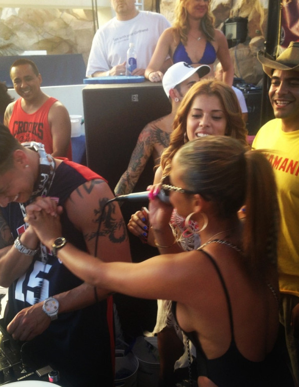 Invitée à une piscine party à Vegas, Christina Milian est magnifique