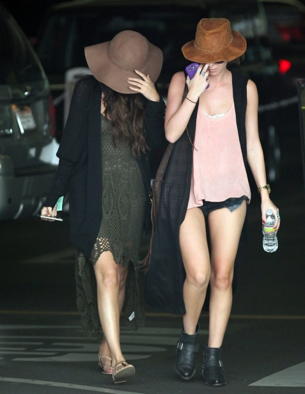 Selena Gomez et ses copines sont en Californie pour se refaire les ongles