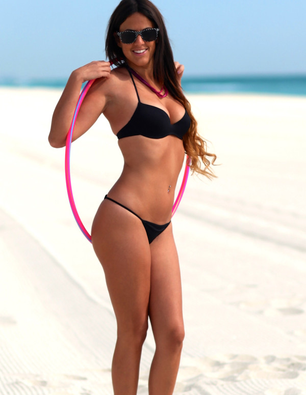Claudia Romani joue au hula hoop sur la plage de Miami en bikini