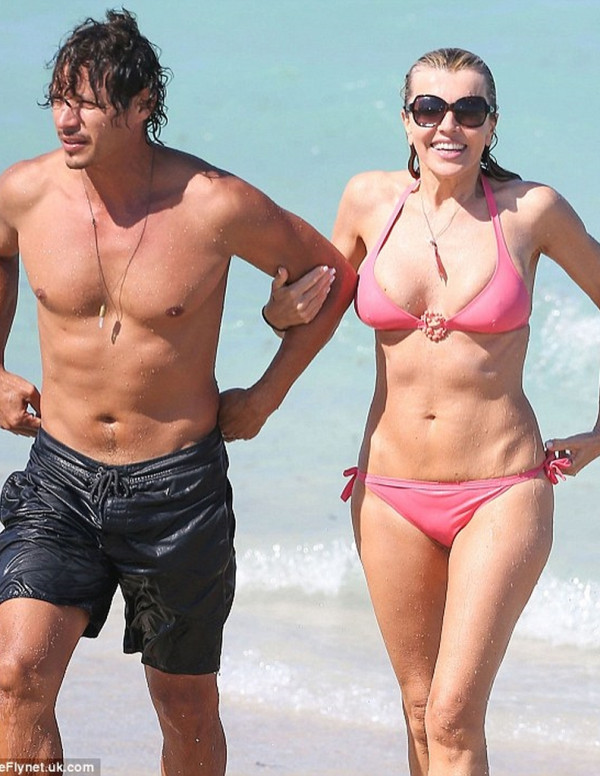 Rita Rusic en bikini rose à la plage de Miami en charmante compagnie