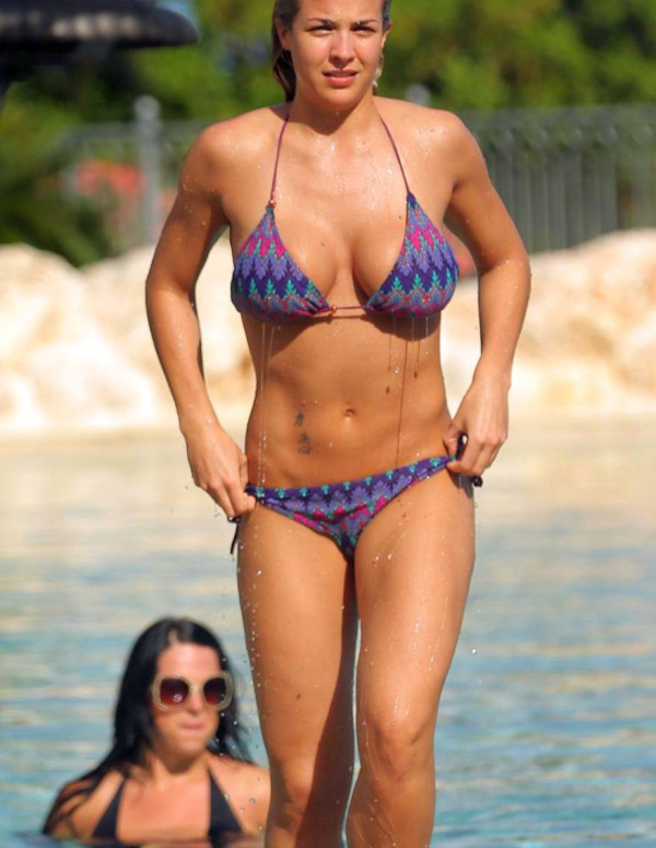 Gemma Atkinson toute mouillée en bikini