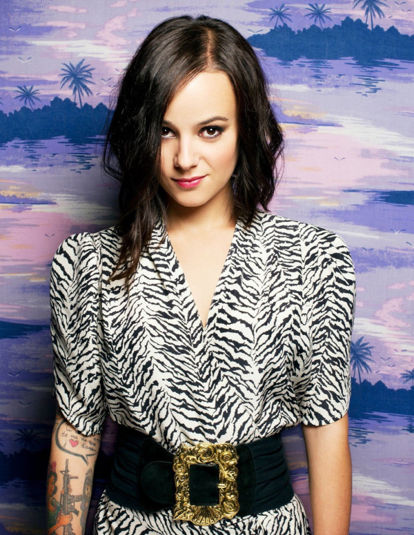 Alizée, belle et envoûtante pour Pose Magazine