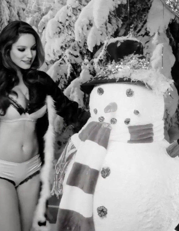 Kelly Brook dans Love Magazine