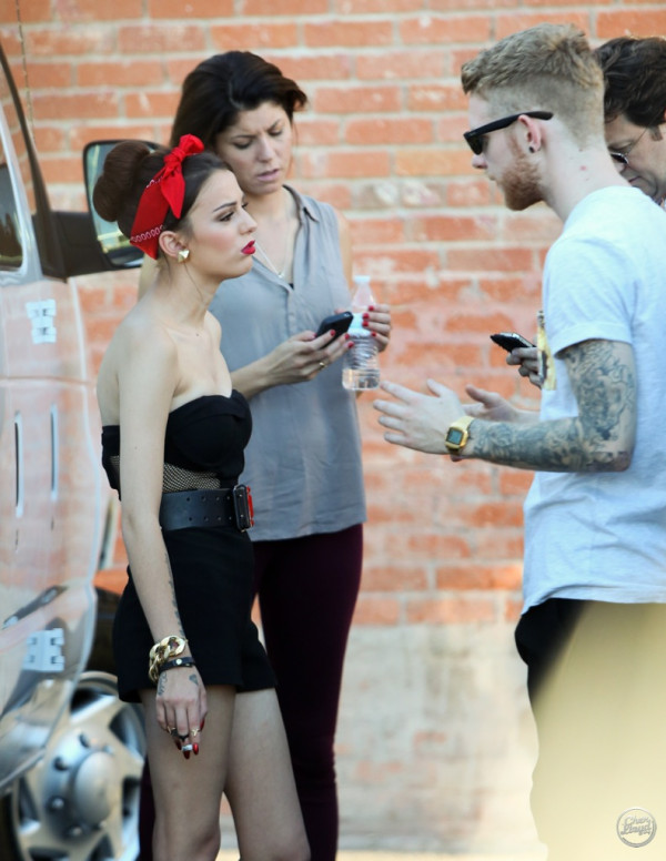 Cher Llyod nous montre ses jolies jambes pendant un clip vidéo à Los Angeles