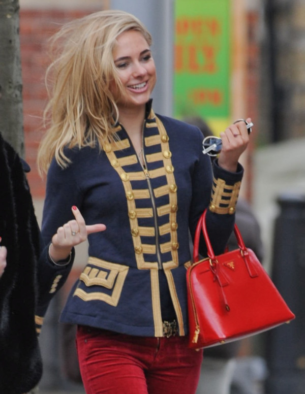 Kimberley Garner dans un pantalon rouge vraiment sexy à Londres