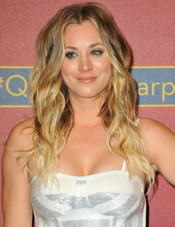 Kaley Cuoco sur le tapis rouge à Beverly Hills