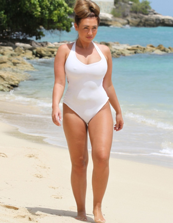 Lauren Goodger dans un maillot de bain blanc à Malibu