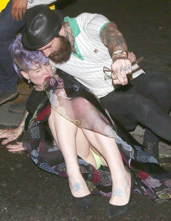 Sous la jupe de Kelly Osbourne