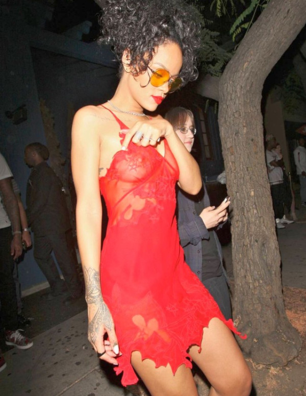 Rihanna en nuisette transparente
