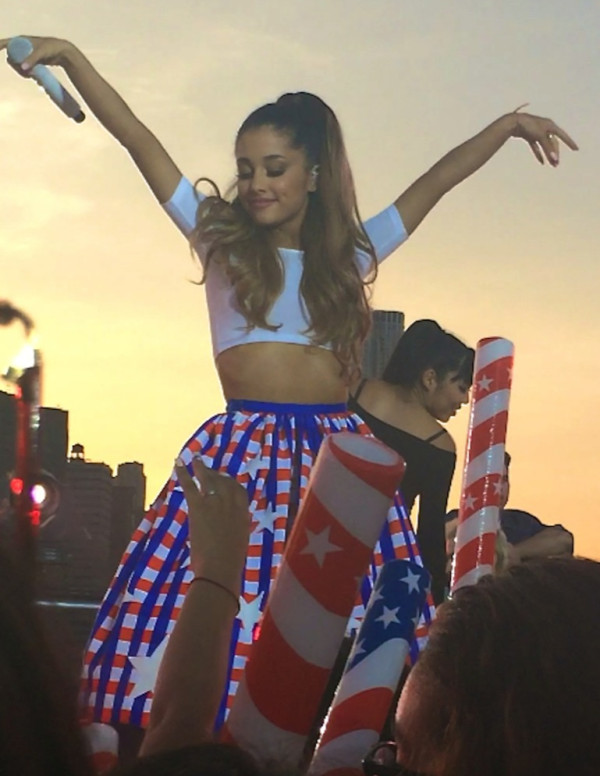 Ariana  Grande lors des feux d’artifice de la fête nationale