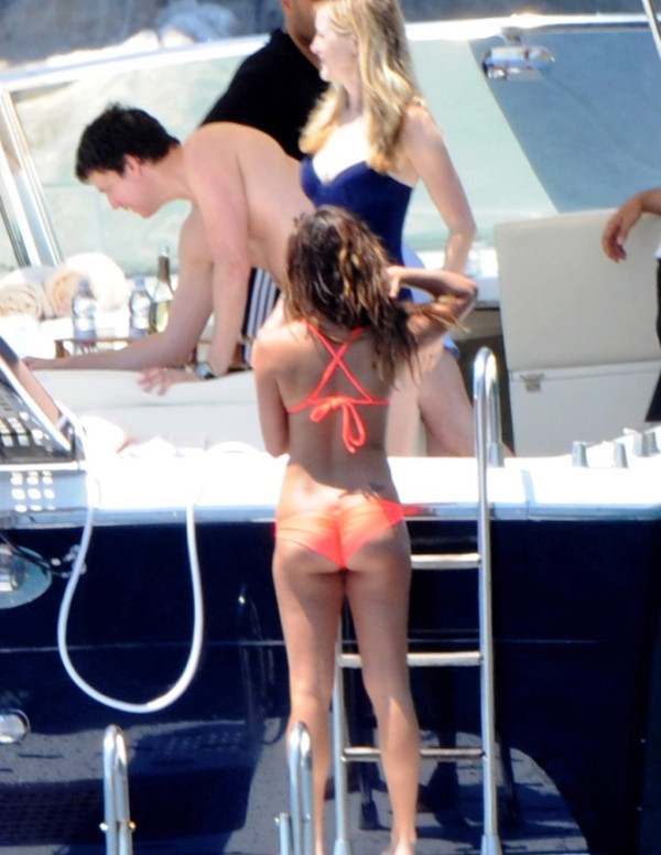 Lea Michele dans un bikini sur un bateau