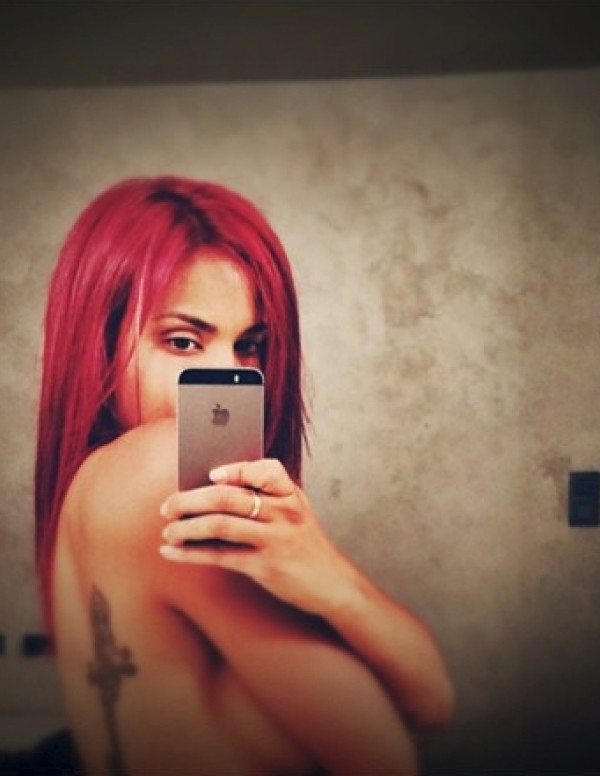 Shy'm pose topless et les cheveux teints en rouge!