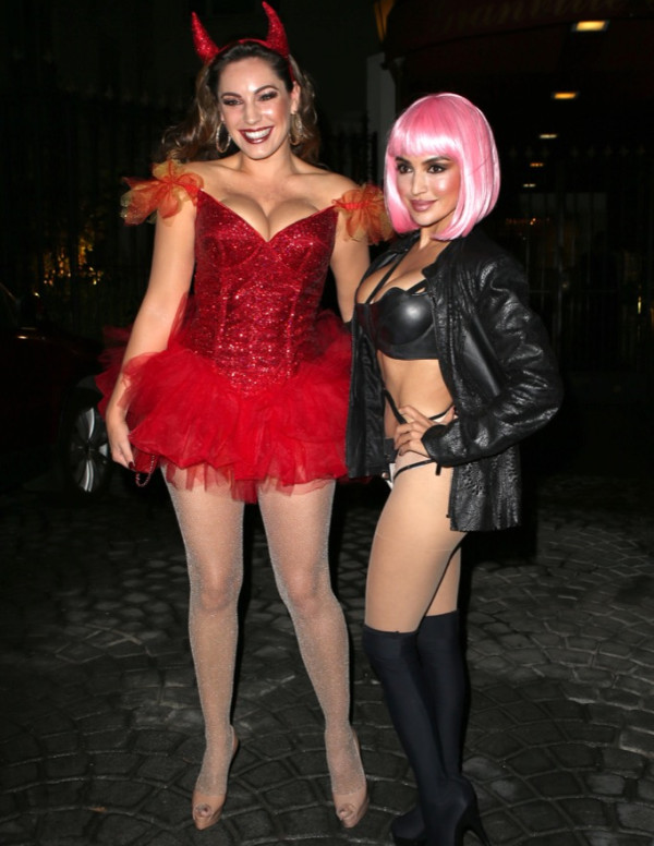 Kelly Brook habillée en diablesse pour Halloween
