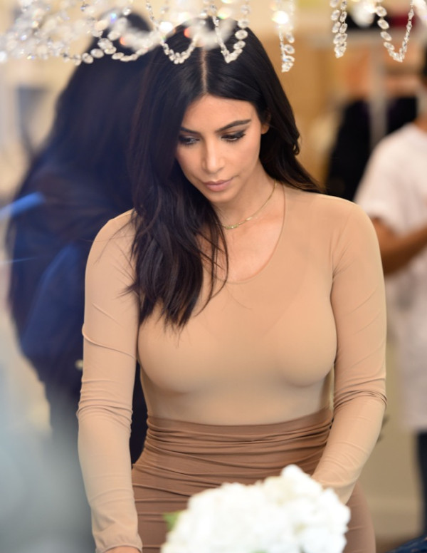 Kim kardashian, et la robe moulante qui fait déborder le vase 