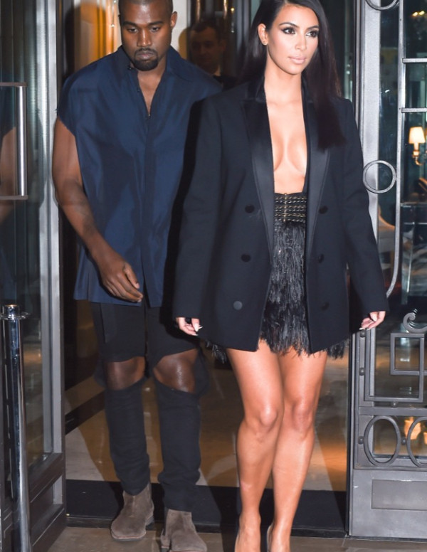 La sublime Kim kardashian dans un look surprenant à l'entrée d'un hôtel parisien