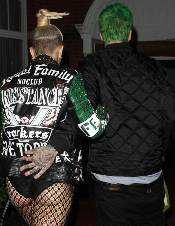 La jupe résille et le Blouson de Rita Ora