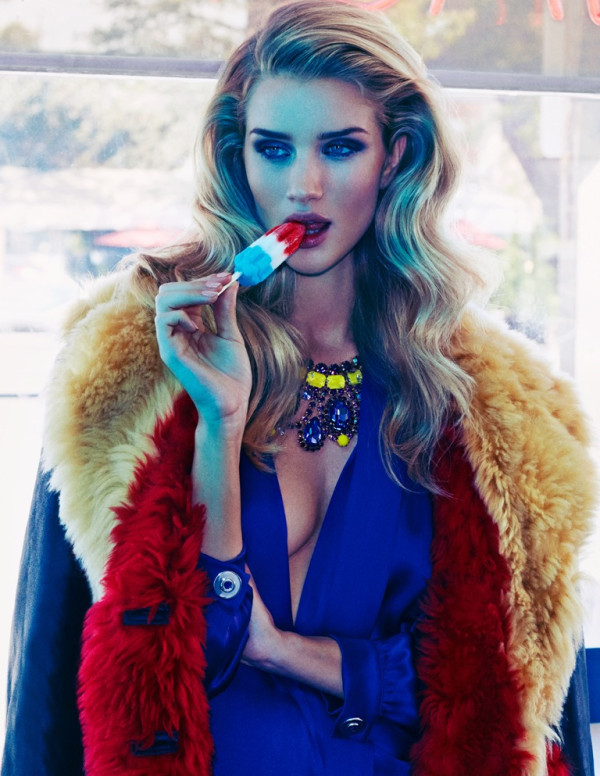 Rosie Huntington-Whiteley pose pour le magazine Vogue