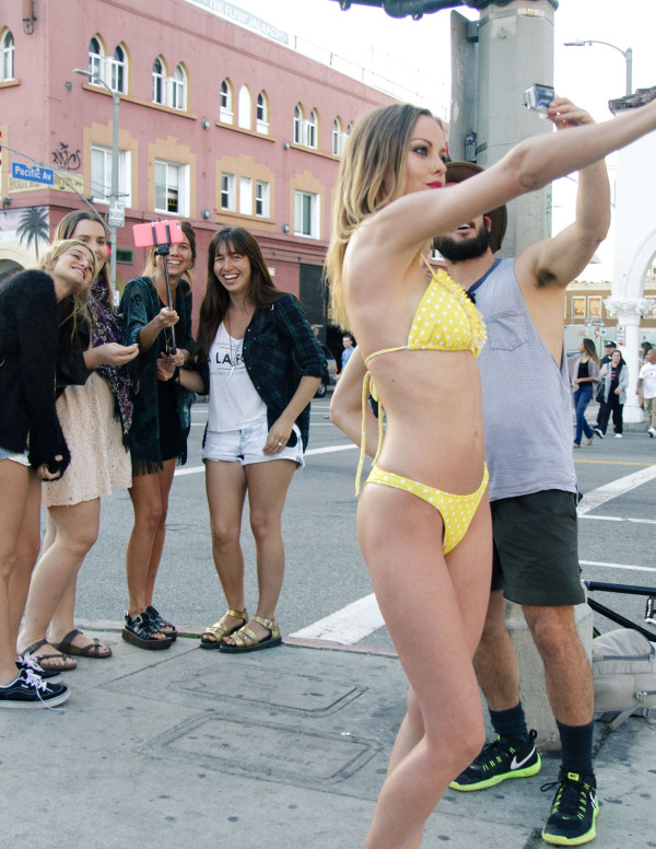 Lindsay Hancock prend des selfies dans la rue
