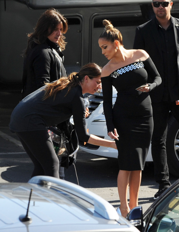 La robe de J.Lo lui fait un beau cul