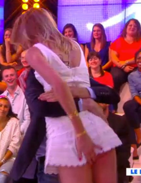 [TPMP] Oops! Caroline Ithurbide dévoile ses fesses dans Touche pas à mon Poste