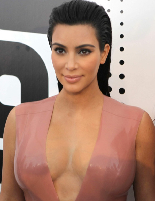 Kim Kardashian pour le lancement de Hype à Nashville.