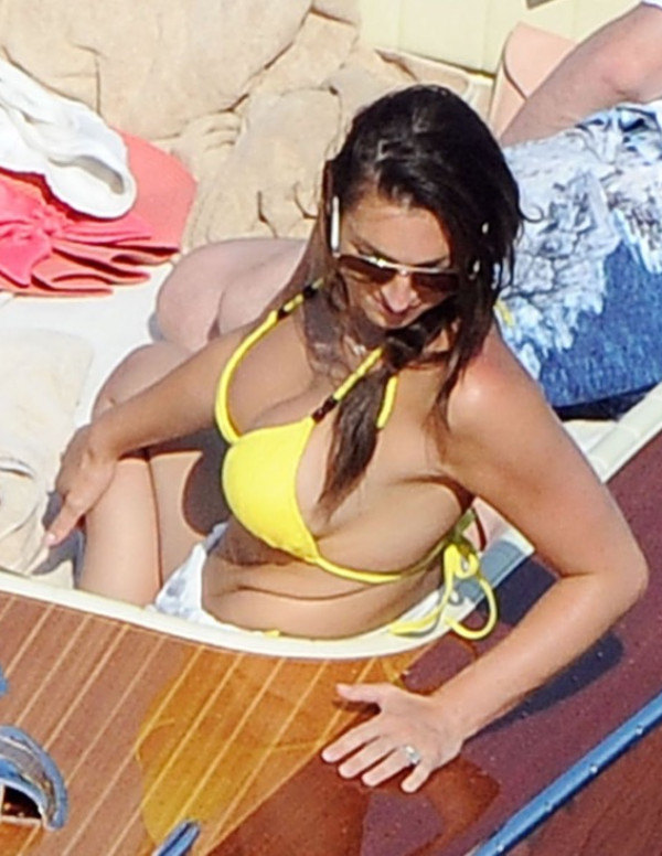 Luisa Zissman dans un bikini en Italie