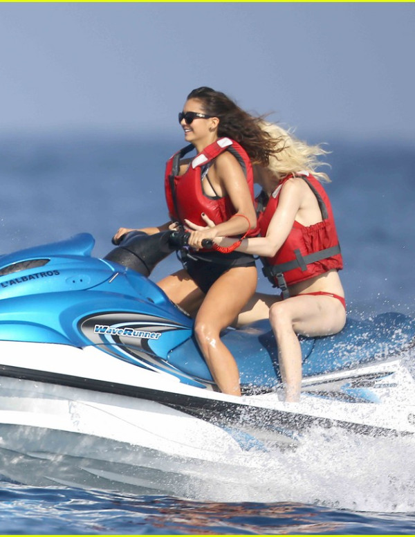 Nina Dobrev profite des vacances
