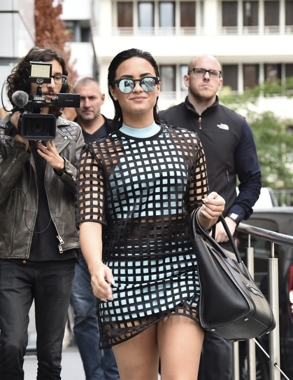 Demi Lovato quittant son hôtel à Paris