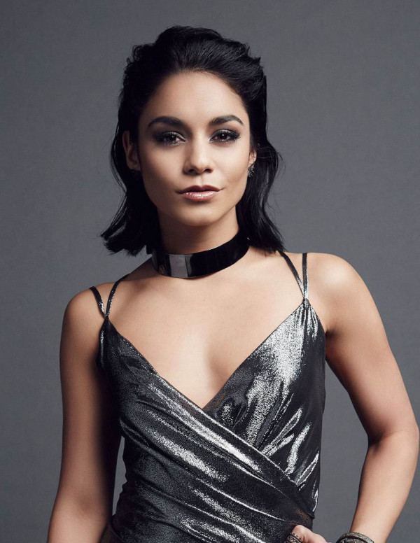 Vanessa Hudgens posant pour un portrait d’elle-même