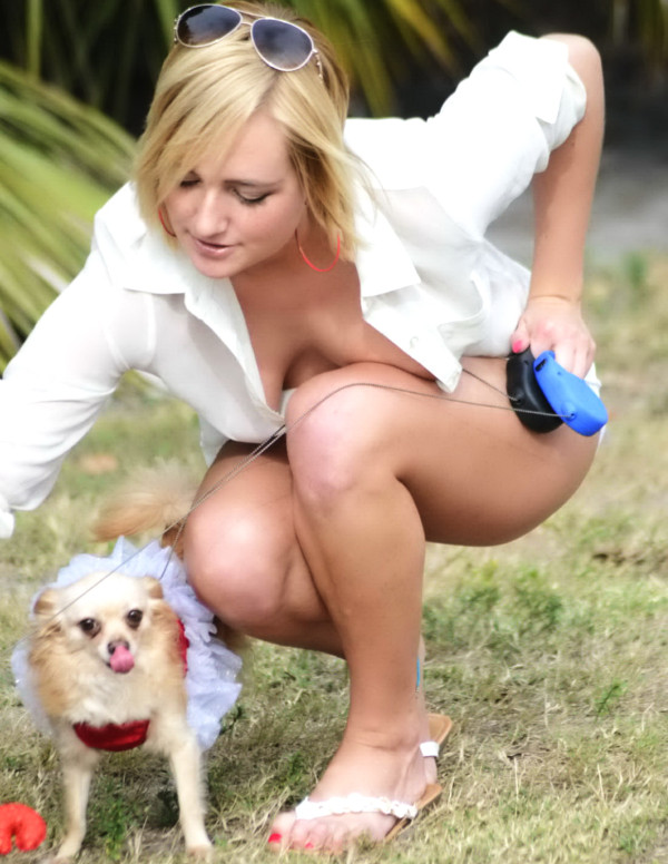 Kate England en shooting avec son chien
