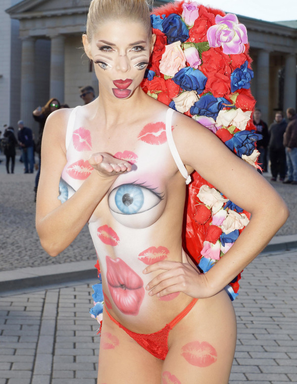 Micaela Schaefer se fait peindre le corps