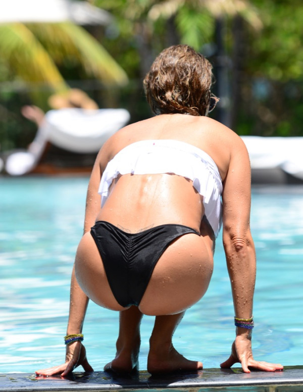 Jennifer Nicole Lee en Bikini au bord de la piscine