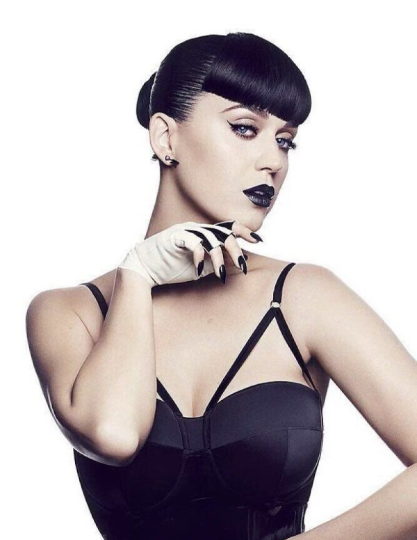 Katy Perry prend la pose pour le magazine Covergirl
