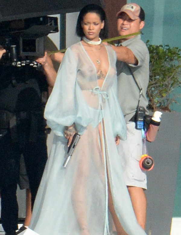 Rihanna sein nue tourne un clip vidéo à Miami !!
