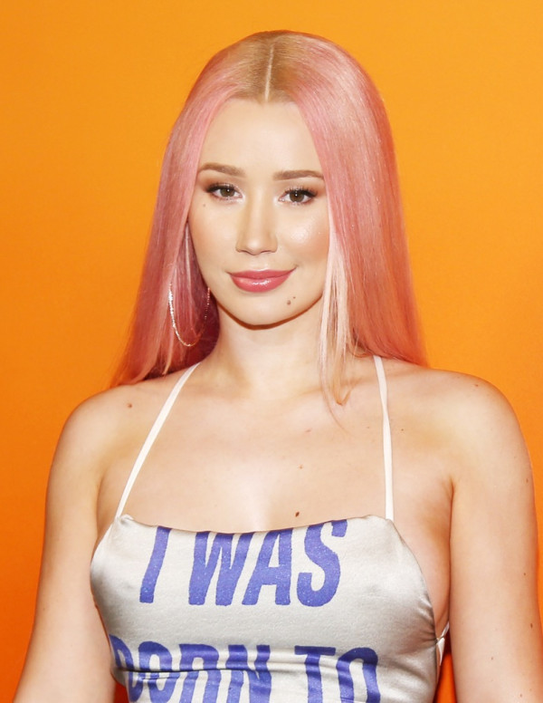 Iggy Azalea très sexy avec les cheveux roses
