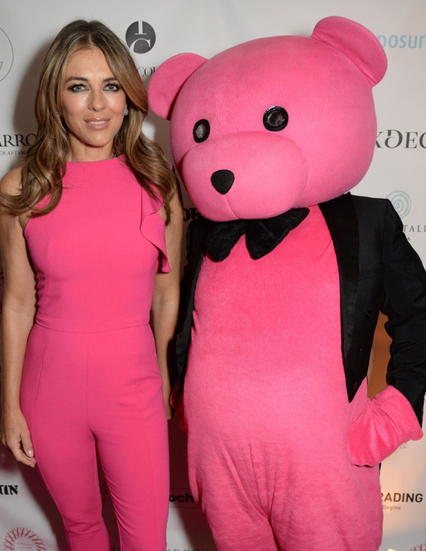 Elizabeth Hurley très glamour en rose