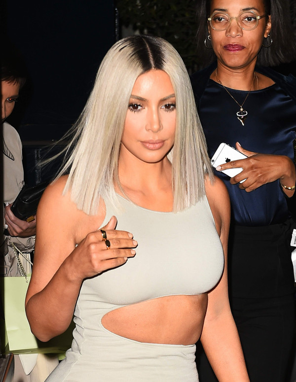 Kim Kardashian dans une robe sexy