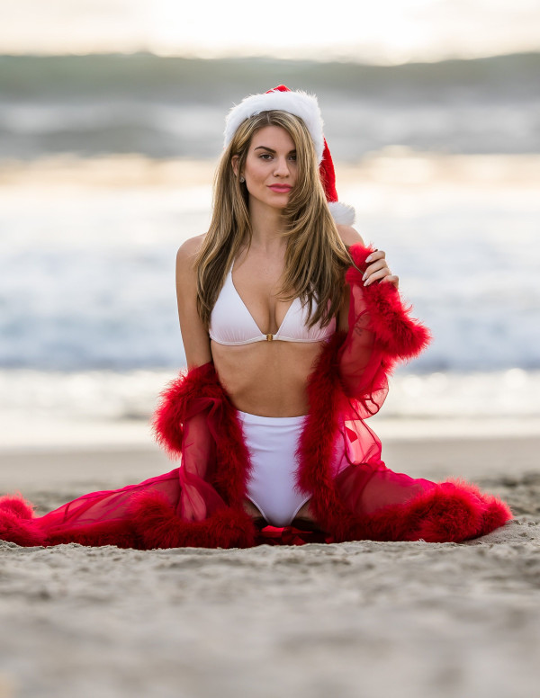 Rachel McCord, craquante mère Noël dans son bikini blanc