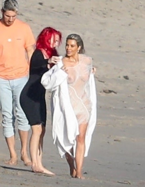 Kim Kardashian vient nous faire plaisir à la plage