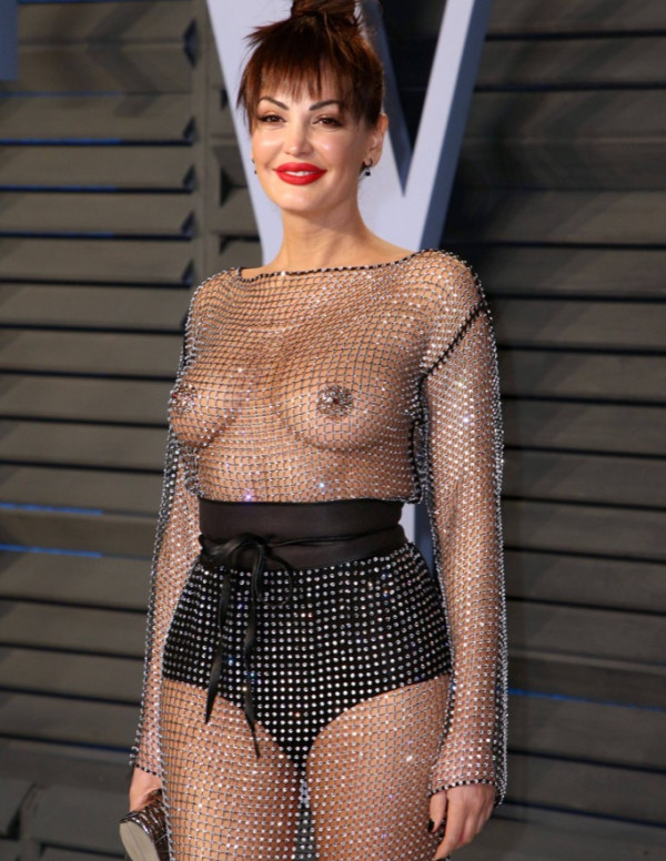 Bleona Qereti nous montre sa poitrine