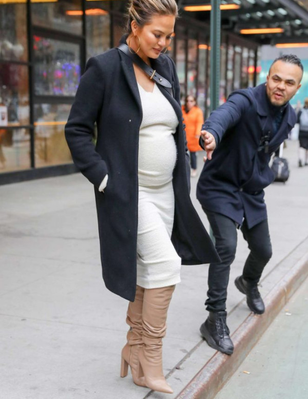 La jolie Chrissy Teigen, enceinte, de balade à Soho à New York