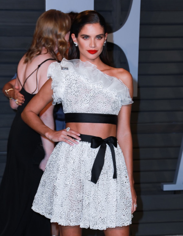 [OSCARS 2018] Sara Sampaio est magnifiquement présente à Beverly Hills